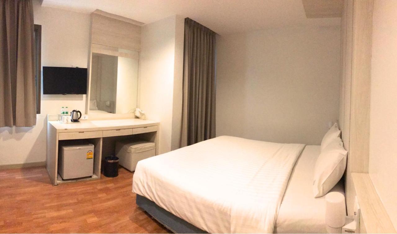 Ten Stars Hotel Bangkok Extérieur photo